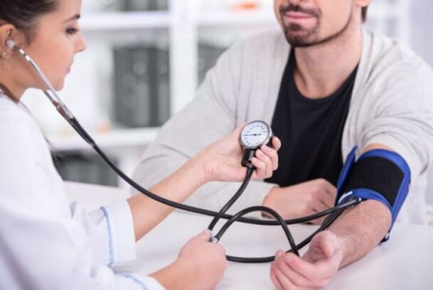 le médecin mesure la tension artérielle dans l'hypertension
